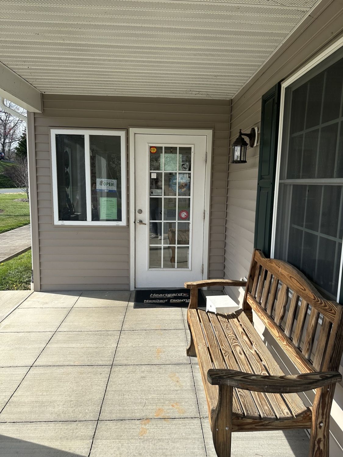 picture of front porch of hospital